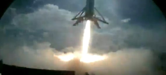 팰컨9 B1049가 회수되고 있는 모습 (스페이스X 발사 생중계 화면 갈무리) 2020.08.19 /뉴스1