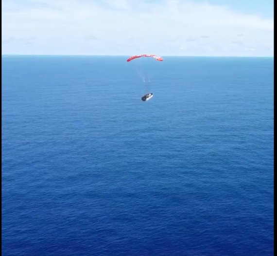 낙하산을 이용해 속도를 조절하며 떨어지고 있는 페어링 (일론머스크 트위터 갈무리) 2020.08.19 /뉴스1