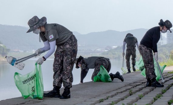 【홍천=서정욱 기자】20일 육군 제11기계화보병사단 장병들이 홍천강 둔치 산책로 일대에서 집중호우로 쓸려 온 쓰레기, 침수 잔해물, 수초 더미를 치우며 맑은 홍천강 복구에 땀을 흘리고 있어 주위를 훈훈하게 하고 있다.<div id='ad_body3' class='mbad_bottom' ></div> 사진=11사단 제공