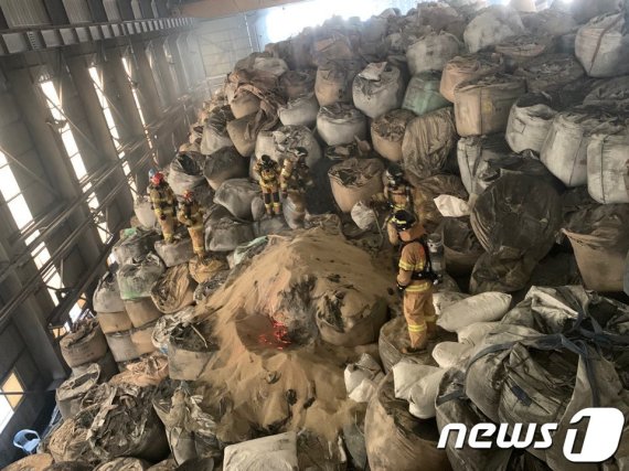 지난해 8월 전북 군산의 한 금속처리 공장 창고에서 발생한 화재를 소방대원들이 진화하고 있다. 전북소방본부 제공뉴스1
