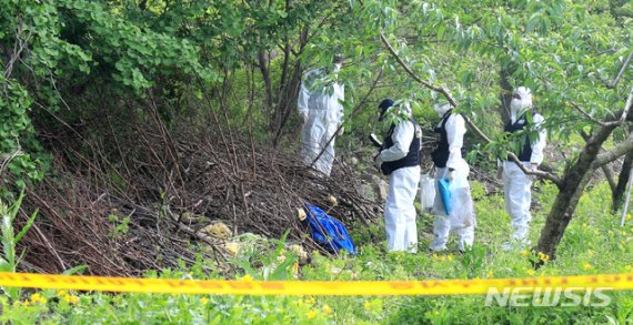 부산에 거주하던 20대 여성 시신을 발견하고 현장을 감식하고 있다. 2020.05.12 /사진=뉴시스