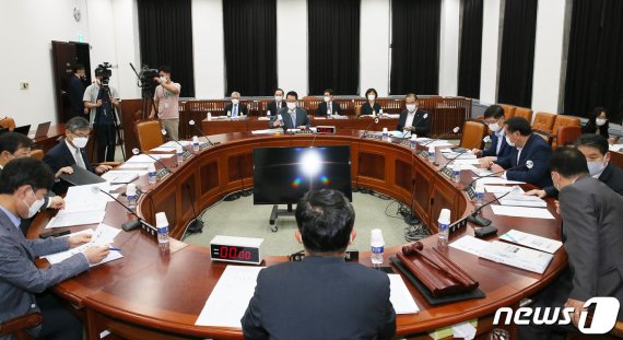 지난 20일 오후 서울 여의도 국회에서 박지원 국가정보원장이 참석한 가운데 정보위원회 전체회의가 열리고 있다. © News1 신웅수 기자 /사진=뉴스1