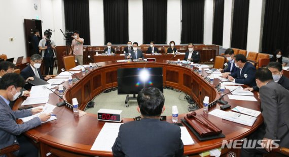 지난 20일 오후 서울 여의도 국회에서 박지원 국가정보원장이 참석한 가운데 정보위원회 전체회의가 진행되고 있다.