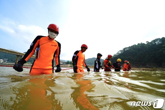 강원 춘천 의암댐 선박 전복사고 15일째인 20일 북한강 일대에서 수상수색이 벌어지고 있다.(강원도소방본부 제공)© 뉴스1