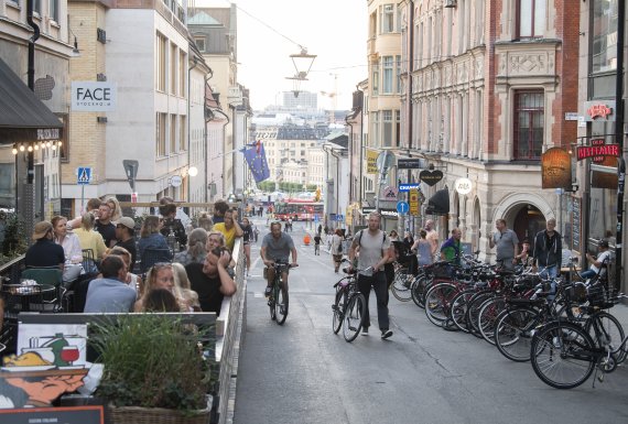 사회적 봉쇄 대신 집단면역 형성을 추구한 스웨덴의 스톡홀름에서 지난 8월 20일 시민들이 마스크 없이 거리를 돌아다니고 있다.AP뉴시스