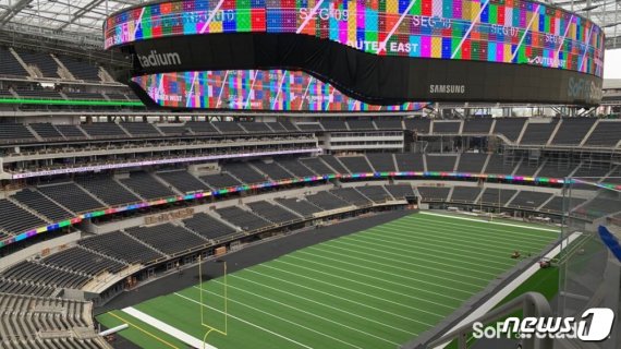 미국 LA '소파이 스타디움' 조감도에 나타난 삼성 LED 사이니지.(삼성전자 US뉴스룸 제공)© 뉴스1