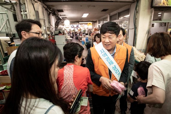 김윤식 신협중앙회장이 2019년 고용산업 위기지역 살리기 특별지원사업의 일환으로 거제중앙시장에서 서민경제 살리기 캠페인을 펼쳤다. 사진=신협중앙회