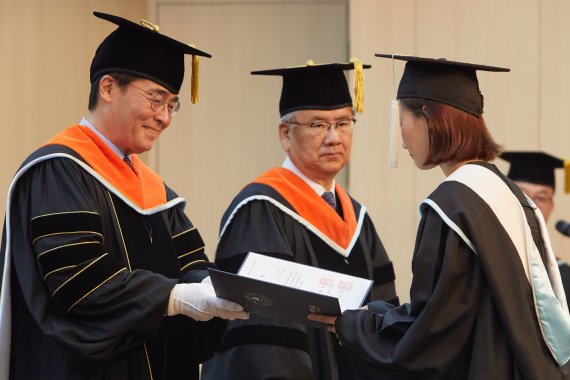 21일 조명우 인하대 총장이 2020년 통합 온라인 학위수여식에서 학위증서를 수여하고 있다.