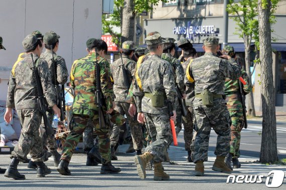 3일 오전 경북 포항시 북구 중앙동 소속 예비군들이 전반기 훈련에 참가하기 위해 훈련장소로 이동하고 있다. 2019.5.3/뉴스1 © News1 최창호 기자 /사진=뉴스1