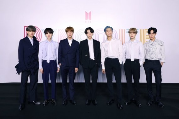 [서울=뉴시스] 방탄소년단 '다이너마이트' 온라인 간담회. 2020.08.21. (사진 = 빅히트 엔터테인먼트 제공) photo@newsis.com /사진=뉴시스