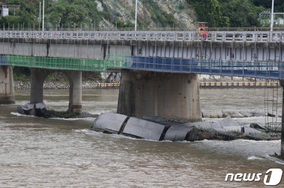 지난 6일 강원 춘천 의암댐 선박 전복 사고의 발단이 된 인공수초섬이 부서진 채로 신연교에 걸려 있는 모습.(자료 사진) © News1