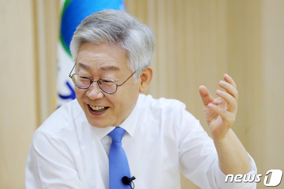이재명은 '참지 않긔' 침 뱉은 사랑제일교회 확진자 '형사'로..