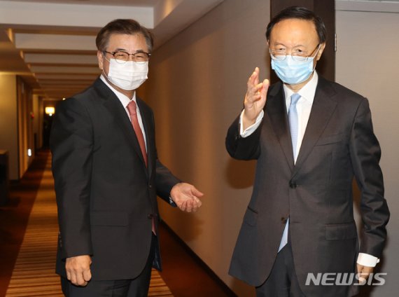 서훈(왼쪽) 국가안보실장과 양제츠 중국공산당 외교 담당 정치국 위원이 22일 오후 부산 웨스틴조선호텔에서 회담을 마친후 취재진의 질문에 답변하고 있다. /사진=뉴시스화상