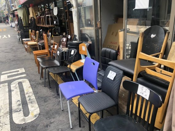 황학동 가구거리의 한 중고 가구판매 업체. 몰려드는 중고 물건을 둘 곳이 없어 매장 앞까지 널어놨다.