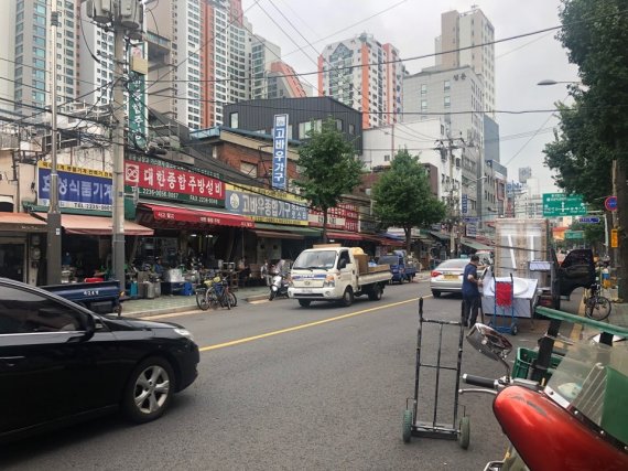 황학동 주방거리에 집기를 실은 트럭이 곳곳에 정차해 있다.
