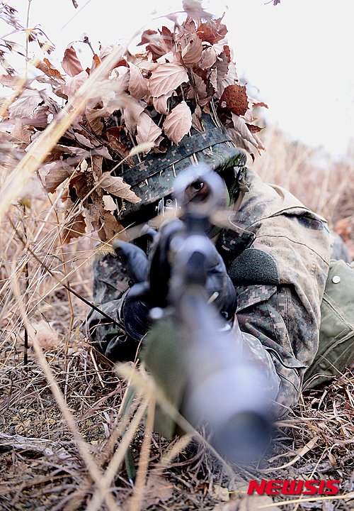 【영천=뉴시스】추상철 기자 = 28일 오전 경북 영천 육군3사관학교에서 전설희 예비 여자 사관생도가 총구를 겨누고 있다. 3사관학교 예비사관생도들은 5주간 제식훈련, 개인화기, 각개전투 등 기초군사훈련 과정을 통과한 후 정식 사관생도로 입학하게 된다. 2016.01.28. scchoo@newsis.com