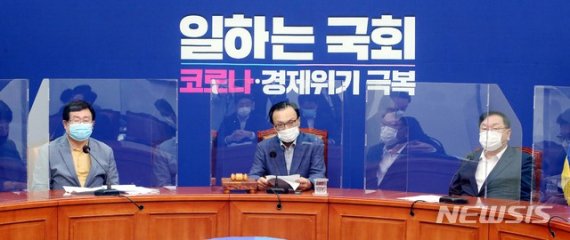 이해찬 더불어민주당 대표가 지난 21일 서울 여의도 국회에서 열린 더불어민주당 최고위원회의에 참석해 발언하고 있다. 민주당은 회의실에 신종 코로나바이러스 감염증(코로나19) 감염 차단용 칸막이를 설치했다.