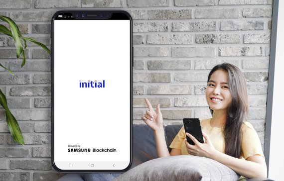 SK텔레콤은 삼성전자의 '삼성 블록체인 키스토어'와 블록체인 기반 모바일 전자증명 서비스 '이니셜'을연동해 안전성 및 편의성을 높였다고 23일 밝혔다.