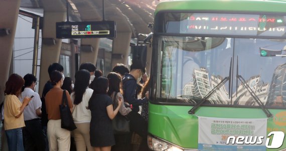 서울 구로구에 있는 한 시내버스 회사에서 버스기사가 코로나19 확진 판정을 받은 가운데 지난 24일 구로디지털단지역 환승센터에서 시민들이 불안한 마음으로 출근을 하고 있다. 뉴스1 제공