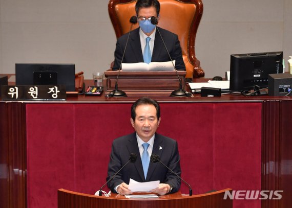 정세균 국무총리가 24일 서울 여의도 국회에서 열린 예산결산특별위원회 전체회의에 참석해 발언을 하고 있다.