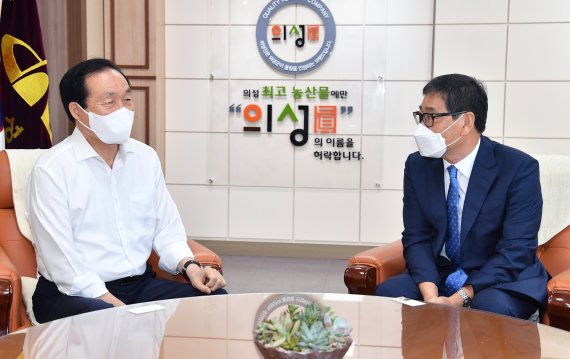 하대성 경북도 경제부지사(오른쪽)가 24일 취임 후 첫 일정으로 김주수 의성구수를 만나 대구경북 통합신공항 등 현안에 대해 면담하고 있다. 사진=경북도 제공