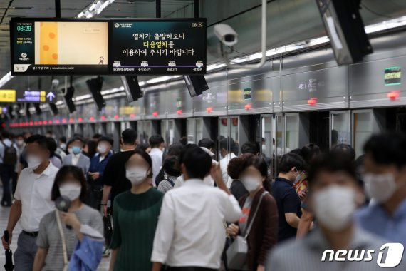 서울 세종대로 지하철 광화문역에서 승객들이 내리고 있다. /사진=뉴스1