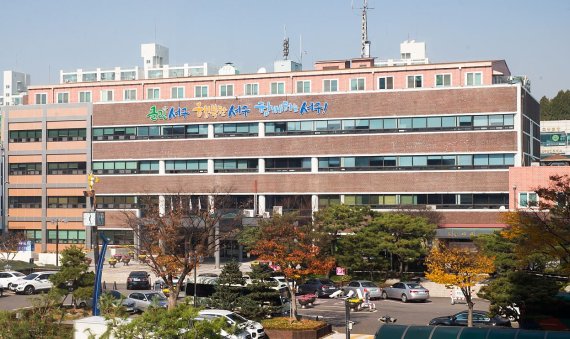 인천 서구는 26일부터 민원업무를 재개한다. 사진은 서구청 전경. 서구 제공.