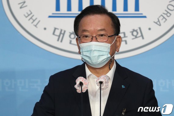 김부겸 더불어민주당 당대표 후보가 25일 오전 서울 여의도 국회 소통관에서 '부동산 개혁 및 주거복지 공약' 기자회견을 하고 있다.