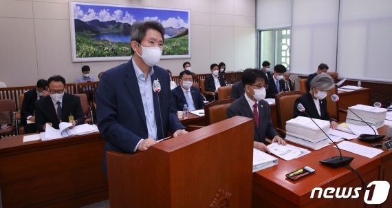 이인영 통일부 장관이 25일 국회 외교통일위원회 전체회의에 참석해 업무보고를 하고 있다. /사진=뉴스1