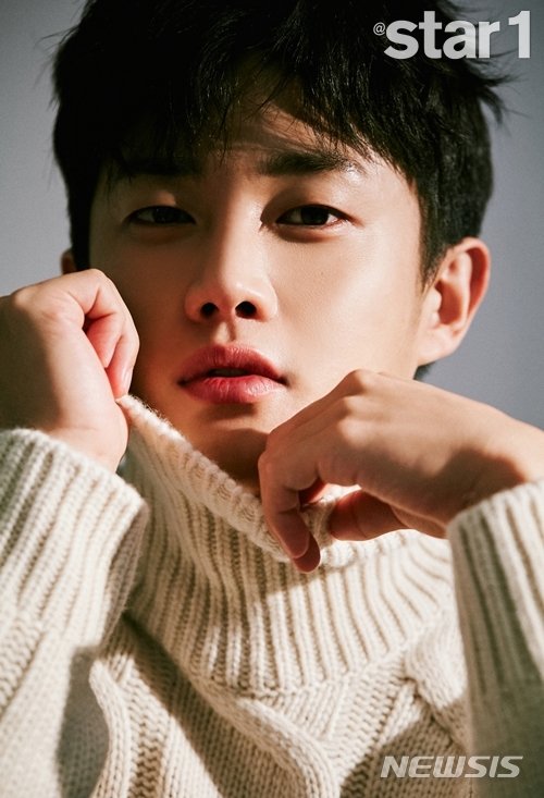 [서울=뉴시스] 배우 김민석. (사진 = 매거진 '앳스타일' 9월 호) photo@newsis.com