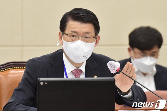 은성수 금융위원장이 25일 서울 여의도 국회에서 열린 정무위 전체회의에서 의원 질의에 답변하고 있다. 2020.8.25/뉴스1 © News1 신웅수 기자