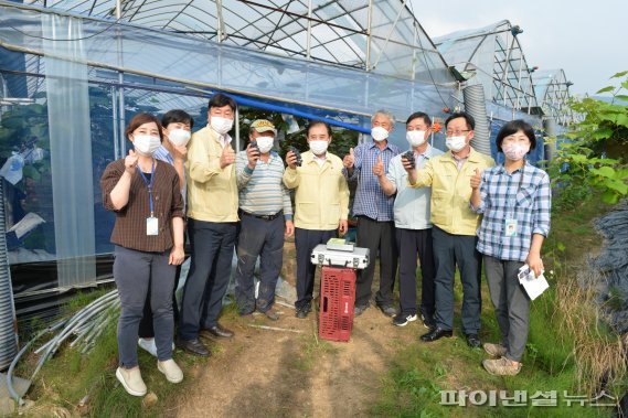 박윤국 포천시장 24일 포도 첫 출하농가 방문. 사진제공=포천시