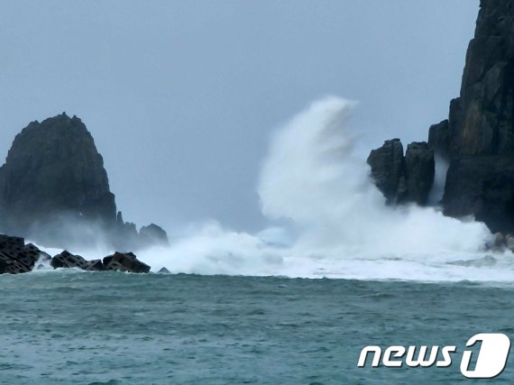 제8호 태풍 '바비'가 북상하고 있는 26일 오전 국토 최서남단 전남 신안군 가거도 해상에 파도가 높게 일고 있다. 독자제공. 뉴스1