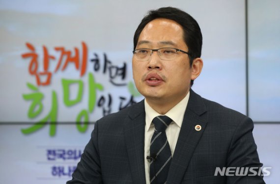 [서울=뉴시스] 조수정 기자 = 전공의 총파업이 시작된 26일 용산 대한의사협회 방송실에서 최대집 협회장이 파업관련 입장발표를 인터넷 생방송으로 하고 있다. 2020.08.26. photo@newsis.com /사진=뉴시스