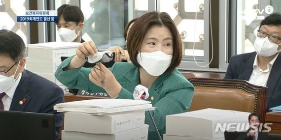 [서울=뉴시스]김미애 미래통합당 의원이 26일 국회 보건복지위원회 전체회의에서 '망사형 마스크'를 꺼내 보이고 있다.<div id='ad_body3' class='mbad_bottom' ></div> 2020.08.26. (사진=국회방송NATV 생중계 캡처) photo@newsis.com /사진=뉴시스