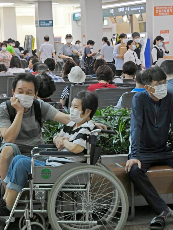 암수술 밀리고 무리하게 퇴원시키고… 중증환자들 '패닉' [의료계 파업 강행]