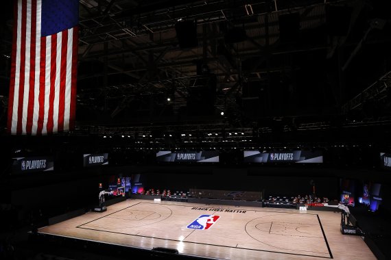 26일(현지시간) 미국 플로리다주 레이크부에나비스타의 NBA 경기장이 위스콘신 총격으로 인한 밀워키벅스의 경기 보이콧과 그에 따른 경기 연기로 인해 텅 비어 있다.AP뉴시스