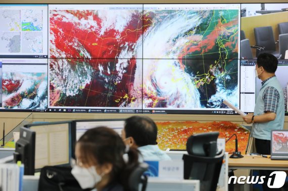 지난해 8월 경기도 수원시 수도권기상청에서 예보관들이 북상하는 제8호 태풍 '바비(BAVI)'의 예상 이동 경로를 확인하고 있다. 뉴스1
