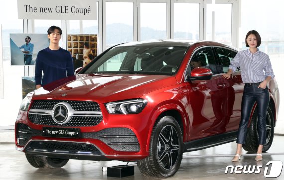 메르세데스-벤츠 코리아 모델들이 더 뉴 GLE 쿠페를 선보이고 있다. 프리미엄 SUV 쿠페인 더 뉴 GLE는 오프로드 차량의 파워와 우아한 쿠페 감성을 모두 갖췄다.