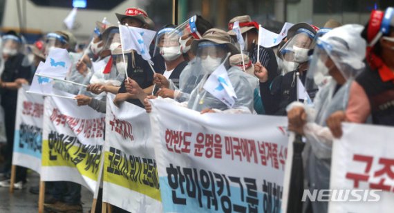 전국민주노동조합총연맹 노조원들이 15일 오후 서울 종로구 보신각에서 '8·15 노동자대회 성사 선포 기자회견'을 열고 한미워킹그룹해체, 한미연합군사훈련중단, 남북합의이행 등을 촉구하는 집회를 하고 있다 / 사진=fnDB