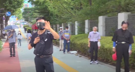 24일 3시 국본 기자회견 참가자들이 주최 측 "일동 목례" 구호에 맞춰 고개를 숙이고 있다. / 사진=유튜브 채널 '뉴스타운tv' 영상 갈무리