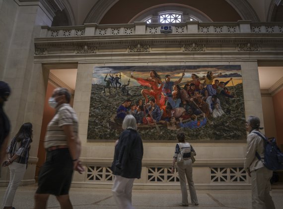 미국의 코로나19 확진자 수가 800만명을 돌파했다. 지난 8월 27일(현지시간) 뉴욕시 박물관에서 마스크를 쓴 관람객들이 그림을 보고 있다. 사진=AP뉴시스
