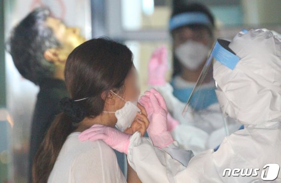 제주도는 제주지역의 한 게스트하우스의 사장과 직원이 잇따라 코로나19 확진판정을 받았다고 28일 밝혔다. 제주도가 직원 2명이 잇따라 확진 판정을 받은 제주국제자유도시개발센터(JDC) 본사 엘리트빌딩 정문에 선별진료소를 설치, JDC 전 직원을 대상으로 검체를 채취하고 있다. 2020.8.25 /뉴스1 © News1 강승남 기자