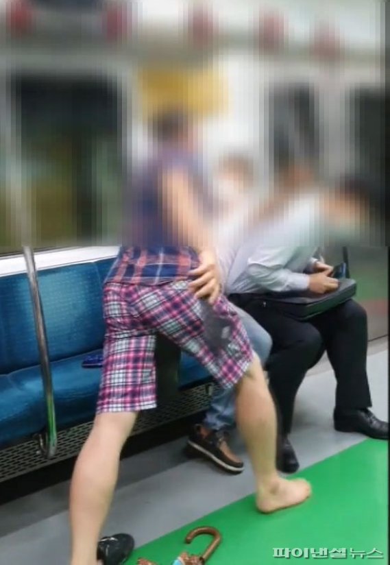 지하철에서 마스크를 쓰라는 다른 승객을 슬리퍼로 때린 50대 남성이 징역 1년8개월을 선고받았다. fnDB