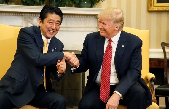 아베 신조 전 일본총리와 도널드 트럼프 미국 대통령이 지난 2017년 2월 미국 백악관에서 악수를 하며 활짝 웃고 있다. /사진=로이터뉴스1