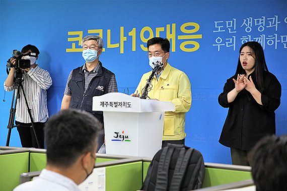 임태봉 제주도 보건복지여성국장(가운데 오른쪽)과 배종면 제주도 감염병관리지원단장이 28일 오전 제주도청 기자실에서 코로나19 브리핑을 하고 있다. [사진=제주도 제공]