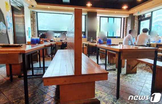 28일 서울 시내 사무공간 밀집지역의 한 음식점이 점심시간대를 맞았음에도 불구하고 한산한 모습을 보이고 있다. © News1 민경석 기자