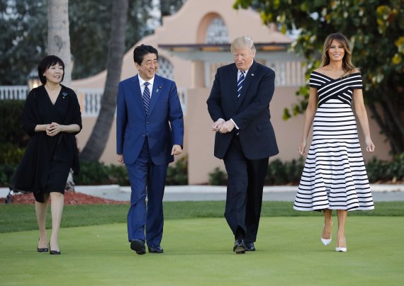 지난 2018년 4월 방미 당시, 도널드 트럼프 대통령 부부와 아베 신조 일본 총리 부부. AP뉴시스