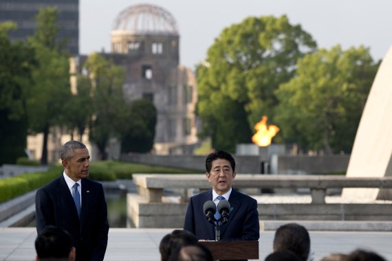 지난 2016년 5월 27일 당시 버락 오바마 미국 대통령(왼쪽)이 미국 대통령으로는 처음으로 1945년 원폭이 투하된 히로시마를 방문했을 당시 모습. 당시, 기시다 후미오 일본 총리가 외무상으로 오바마 대통령의 히로시마 방문을 성사시키는 데 역할을 한 것으로 알려져있다. AP뉴시스