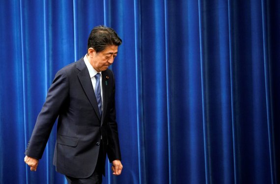 아베 신조 일본 총리가 28일 총리 관저에서 사임 발표 기자회견을 한 뒤 퇴장하고 있다. 로이터 뉴스1
